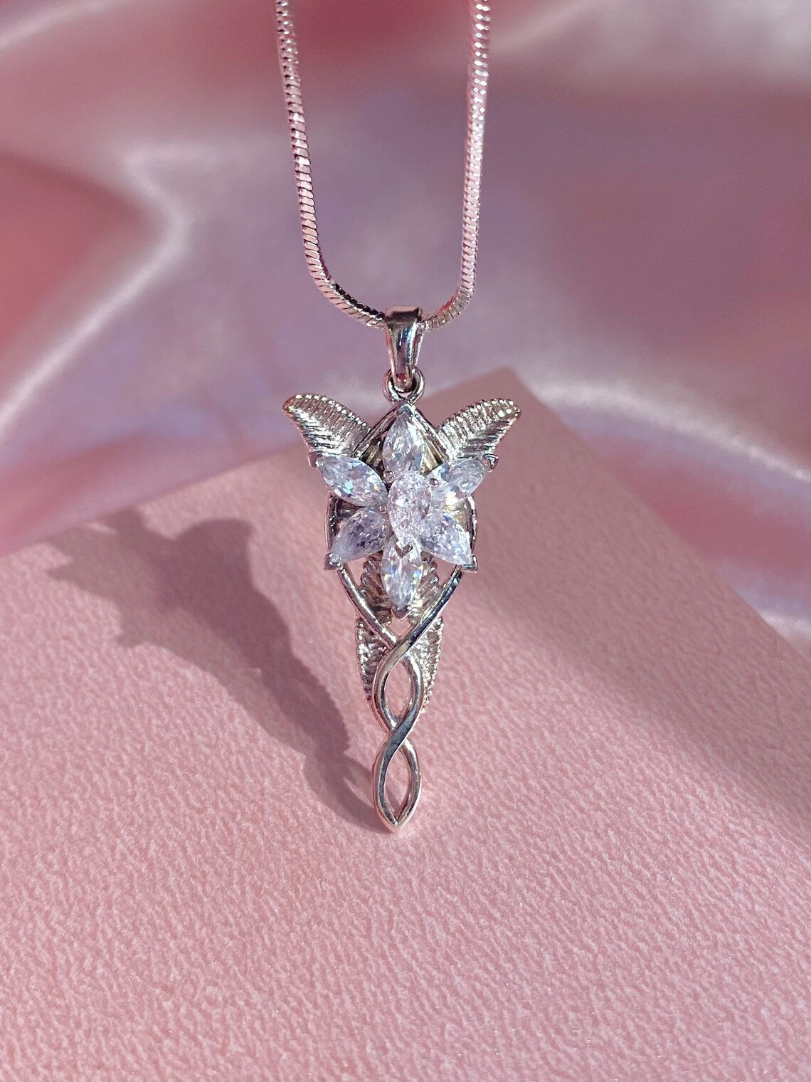 LOTR Evenstar Necklace - Arwen Eflique Evenstar Necklace, Fairy Tale Princess Pendant with Snake Chain, Gift for Elvis Queen Lover Jewelery Plated Ring, Valentine's day Gift, Gift for Her